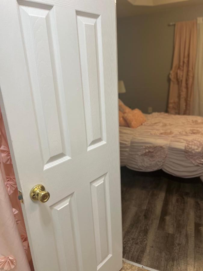 Locked In Apartment Шарлът Екстериор снимка